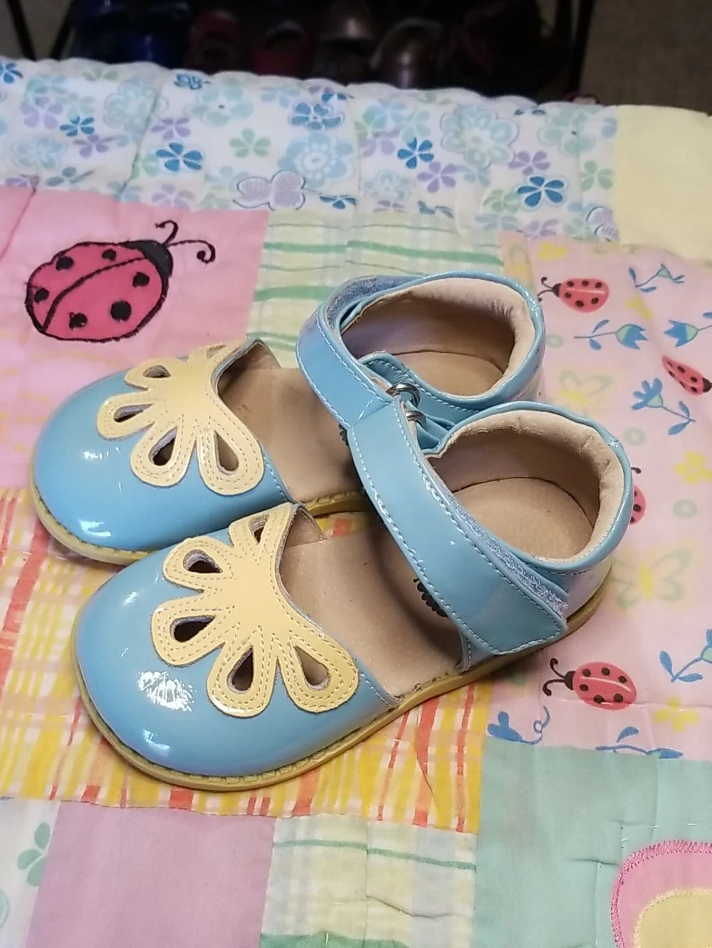 Livie & Luca Blue Patent leather Mary Janes w/Light Yellow Flower Size 8 Petals
